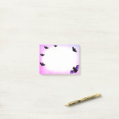 Halloween-Fledermäuse auf lila und weiß Post-it Klebezettel (Auf Schreibtisch)