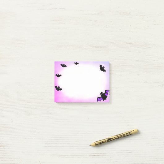 Halloween-Fledermäuse auf lila und weiß Post-it Klebezettel (Auf Schreibtisch)