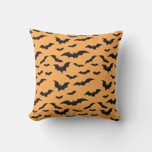Halloween-Fledermäuse im orangen Hintergrund Kissen