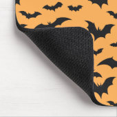Halloween-Fledermäuse im orangen Hintergrund Mousepad (Ecke)
