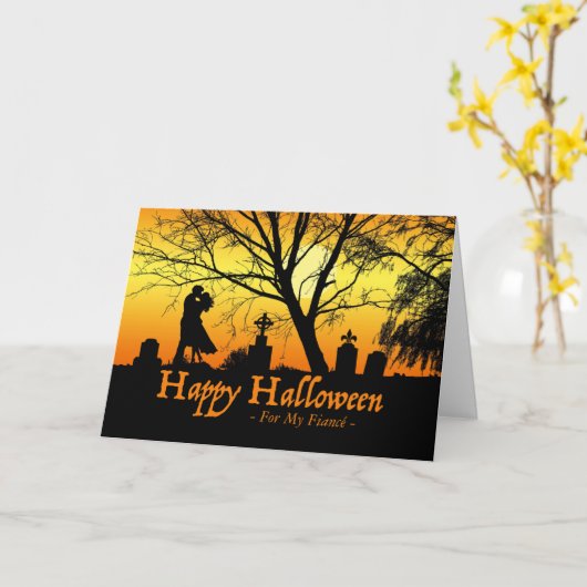Halloween for Verlobte, Pärchen Kissing in Cemeter Karte (Gelbe Blume)