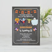 Halloween-Geburtstagsaufenthalt in der Kindertafel Einladung (Stehend Vorderseite)