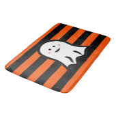 Halloween-Geist auf schwarzen und orangen Streifen Badematte (Schrägansicht)