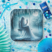 Halloween-Geist isst einen Eiskrem Pappteller (Party)