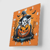 Halloween-Geist mit Kürbis unter einem unheimliche Quadratische Wanduhr (Winkel)
