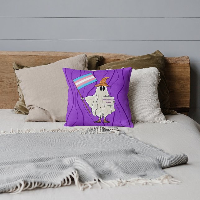 Halloween-Geist mit Transgender-Flag Kissen (Von Creator hochgeladen)