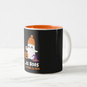 Halloween-Geist-Tasse "Juice Before Boos" Zweifarbige Tasse (VorderseiteRechts)