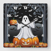 Halloween-Geist umgeben von Kürbis und Fledermäuse Quadratische Wanduhr (Vorderseite)