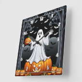 Halloween-Geist umgeben von Kürbis und Fledermäuse Quadratische Wanduhr (Winkel)