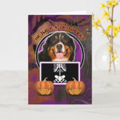 Halloween - gerade ein Lil gespenstisch - Bernese Karte (Gelbe Blume)
