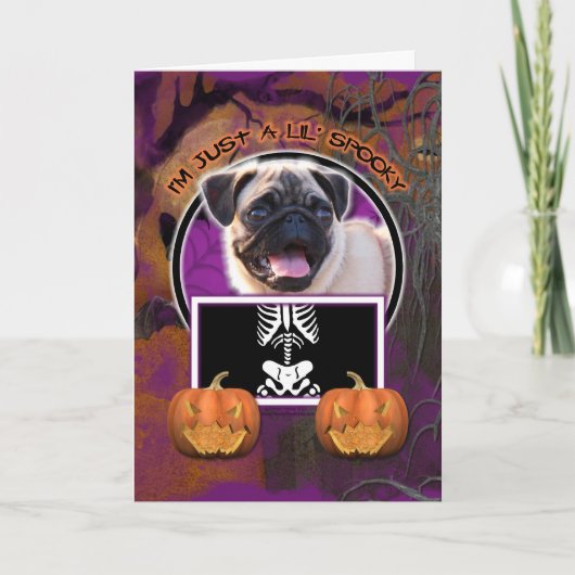 Halloween - gerade ein Lil gespenstisch - Mops Karte (Vorderseite)