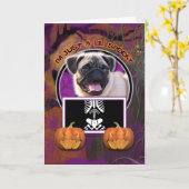 Halloween - gerade ein Lil gespenstisch - Mops Karte (Gelbe Blume)