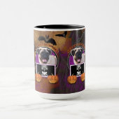 Halloween - gerade ein Lil gespenstisch - Mops Tasse (Zentrum)