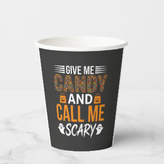Halloween gib mir Süßigkeiten und nenne mich gruse Pappbecher