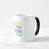 Halloween Gift Yes I Can Drive A Stick Verwandlungstasse (VorderseiteRechts)