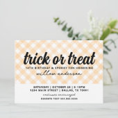 Halloween Gingham Birthday Einladung (Stehend Vorderseite)