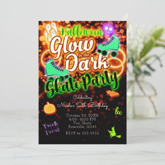 Halloween Glow im Dark Roller Skate Party Einladung (Stehend Vorderseite)