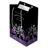 Halloween, Gothic Lila Dancing Skeletons Mittlere Geschenktüte (Rückseite Schrägansicht)