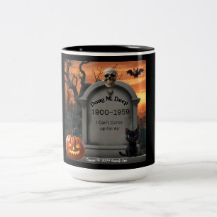 Halloween Grabstein Spaß "Doug M. Deep" Zweifarbige Tasse
