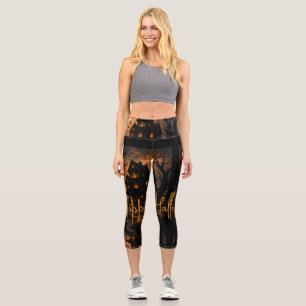 Halloween Gruselige Hexe fliegt über ein Spukhaus Capri Leggings