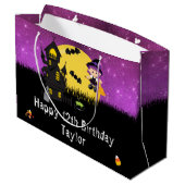Halloween Happy Birthday Hexe Bright Lila Große Geschenktüte (Rückseite Schrägansicht)