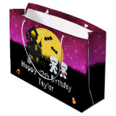 Halloween Happy Birthday Mummy Dark Pink Große Geschenktüte (Rückseite Schrägansicht)