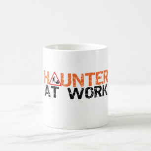 Halloween Haunter Arbeits-an der beschäftigten Kaffeetasse