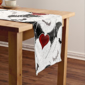 Halloween-Herz mit schwarzen Fledermausflügeln Kurzer Tischläufer (Beispiel)