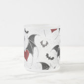 Halloween-Herz mit schwarzen Fledermausflügeln Mattglastasse (Mittel)