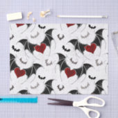 Halloween-Herz mit schwarzen Fledermausflügeln Seidenpapier (Handwerk)