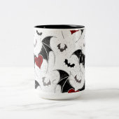 Halloween-Herz mit schwarzen Fledermausflügeln Zweifarbige Tasse (Mittel)