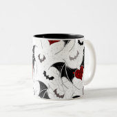 Halloween-Herz mit schwarzen Fledermausflügeln Zweifarbige Tasse (VorderseiteRechts)