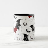 Halloween-Herz mit schwarzen Fledermausflügeln Zweifarbige Tasse (Mittel)