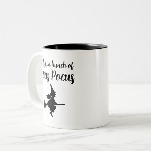 Halloween Hexe auf Broom Flying Hocus Pocus Zweifarbige Tasse (Vorderseite Links)