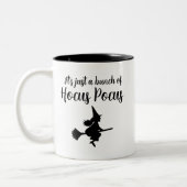 Halloween Hexe auf Broom Flying Hocus Pocus Zweifarbige Tasse (Links)