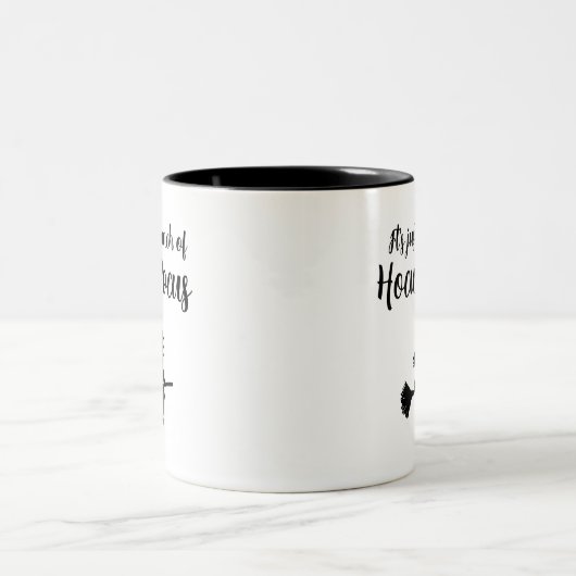 Halloween Hexe auf Broom Flying Hocus Pocus Zweifarbige Tasse (Mittel)