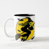 Halloween Hexe auf Broomstick Zweifarbige Tasse (Links)