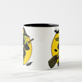 Halloween Hexe auf Broomstick Zweifarbige Tasse (Mittel)