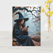 Halloween Hexe auf ihrem Zimmer und Simste Karte (Gelbe Blume)