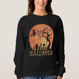 Halloween Hexe fliegt über einen mondbeschienenen  Sweatshirt