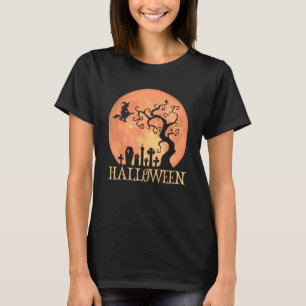 Halloween Hexe fliegt über einen mondbeschienenen  T-Shirt