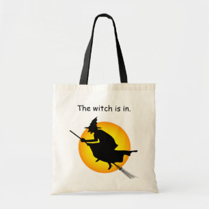 Halloween Hexe ist in der Tasche des Haushalts