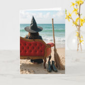 Halloween Hexe sitzt auf einem Sofa an der Küste Karte (Gelbe Blume)