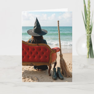 Halloween Hexe sitzt auf einem Strandsofa Karte