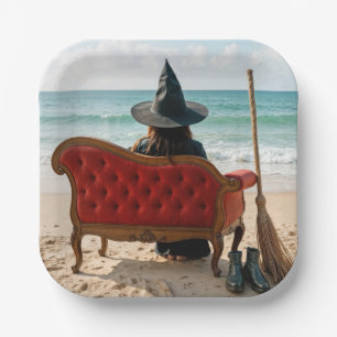 Halloween-Hexe sitzt auf einem Strandsofa Pappteller