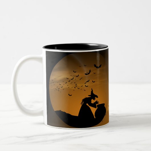 Halloween Hexe und Cauldron mit Fledermäusen Zweifarbige Tasse (Links)
