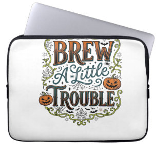 Halloween-Hexen-Typografie Braut Ein Wenig Ärger_1 Laptopschutzhülle