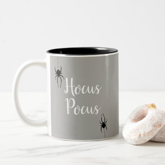 Halloween Hocus Pocus Spider Pattern Tasse (Mit Donut)