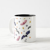 Halloween-Illustration mit Fledermäusen und Sterne Zweifarbige Tasse (Vorderseite Links)