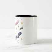 Halloween-Illustration mit Fledermäusen und Sterne Zweifarbige Tasse (Mittel)